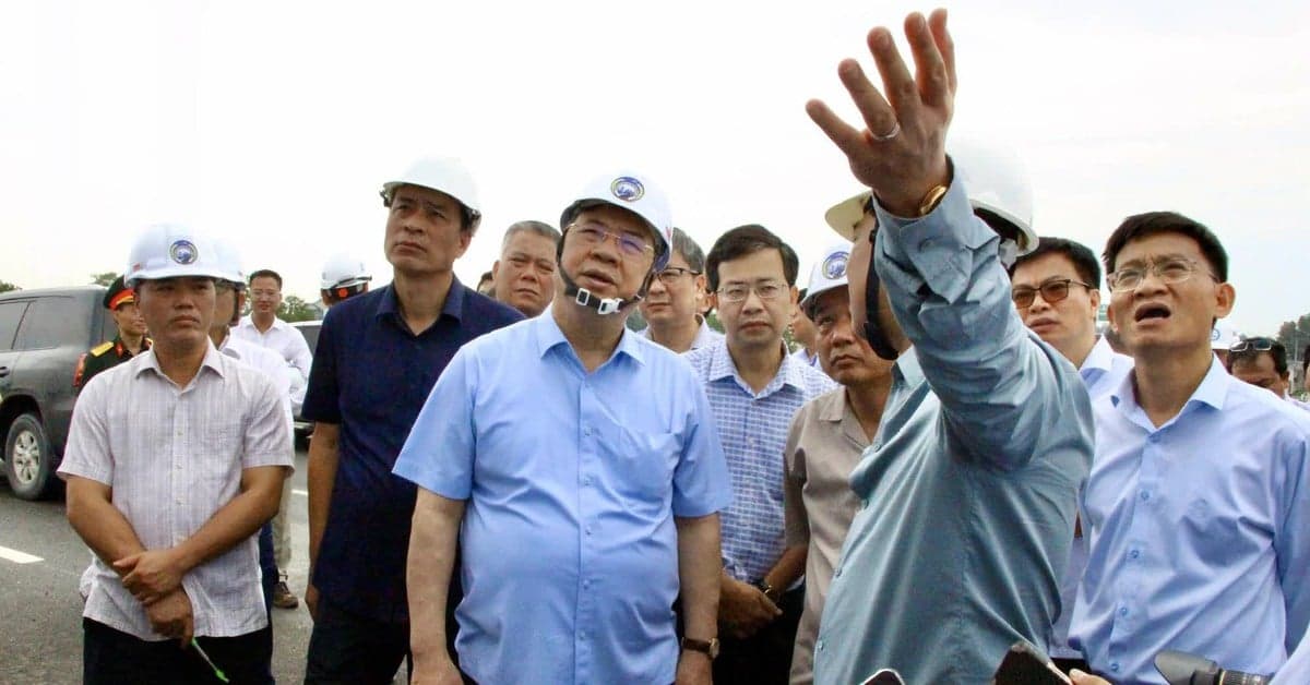 Deputy Prime Minister Pham Gia Tuc inspects a series of connecting roads and Long Thanh airport.