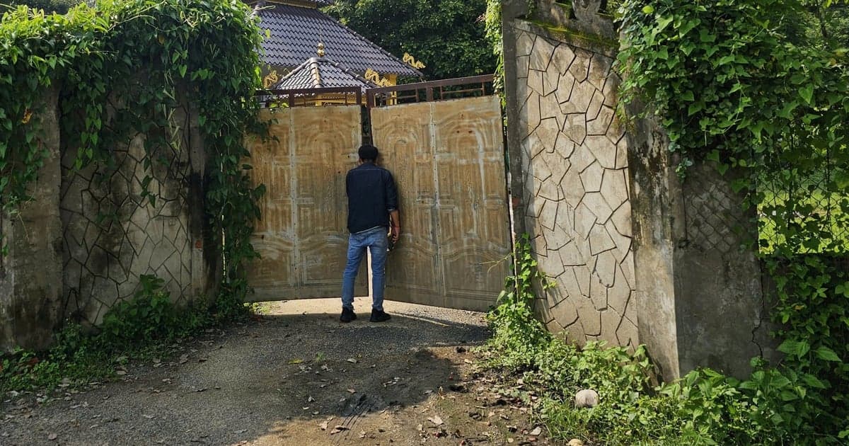 Chuyện lạ ở mộ vua voi: Trả 15.000 đồng, khách được giao chìa khóa tự mở cổng