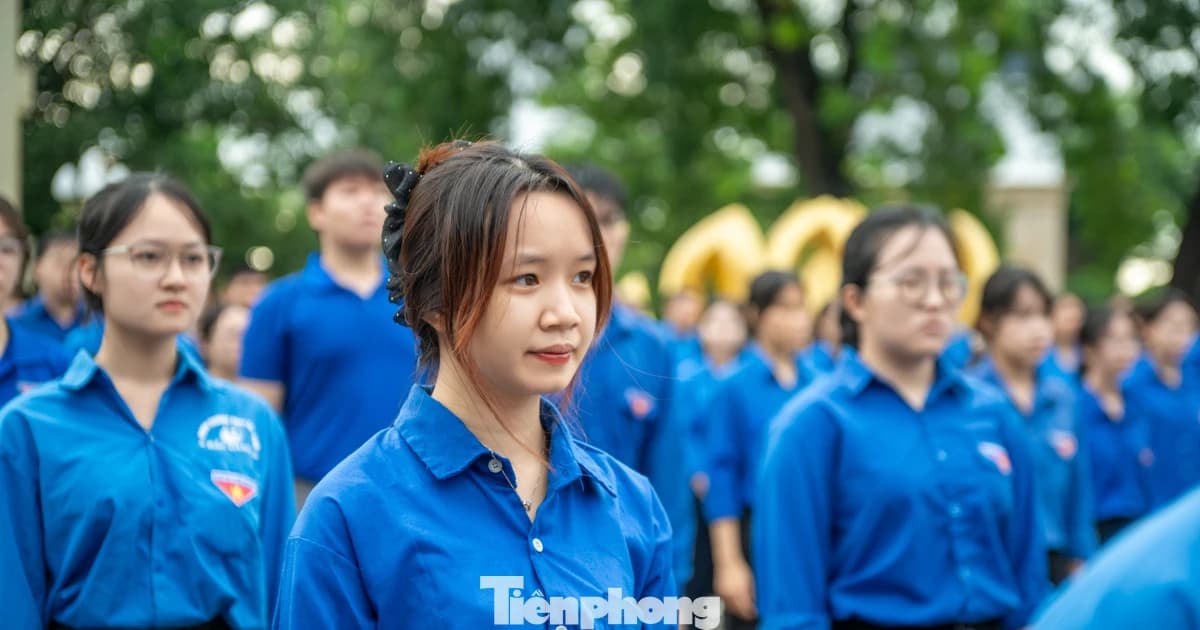 Thanh niên Quảng Ninh chào cờ tại nơi Bác Hồ về thăm
