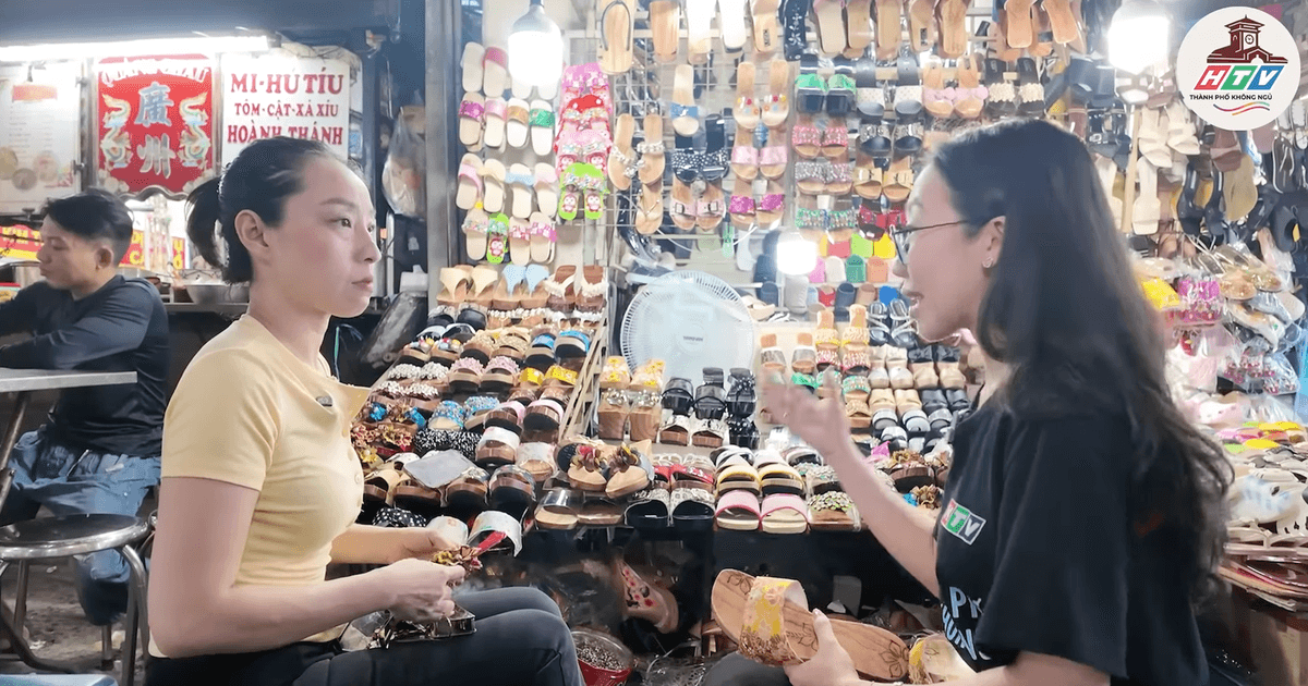 Wooden clogs at Tan Dinh Market | HTV City That Never Sleeps