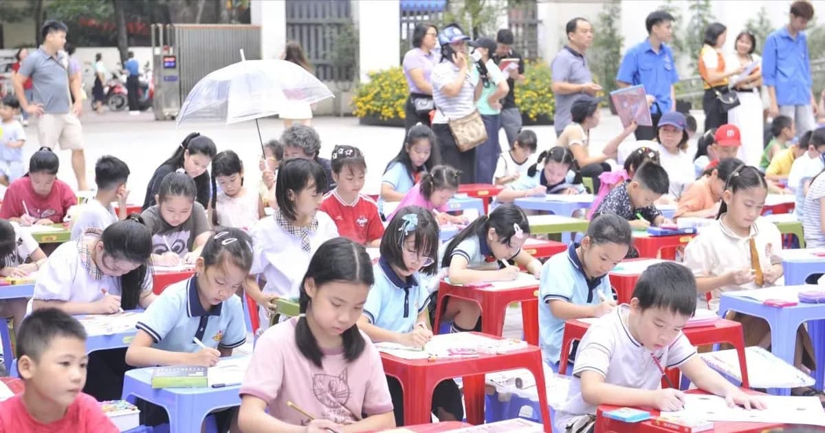 "I Draw My Dreams" opens a painting playground for children.