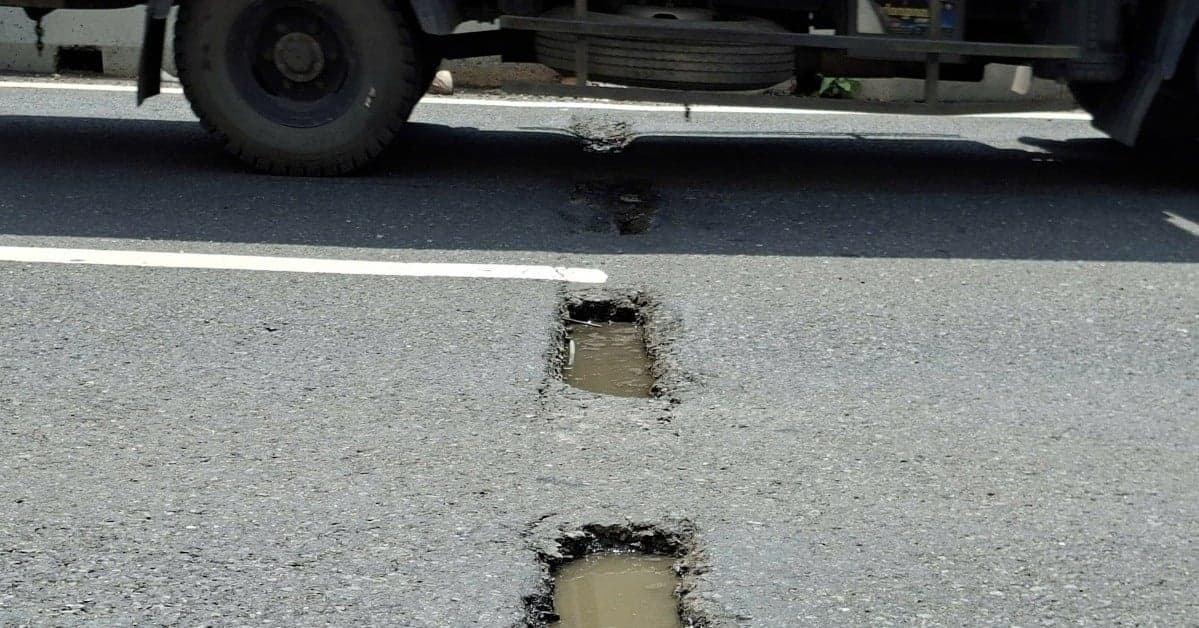 The 455-meter-long tunnel surface is riddled with potholes, causing drivers to brake suddenly in fear.