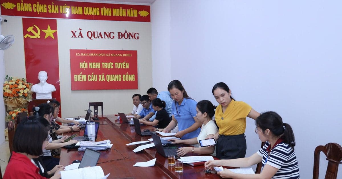 Điều kiện để công chức xã giữ ngạch cán sự được chuyển lên chuyên viên