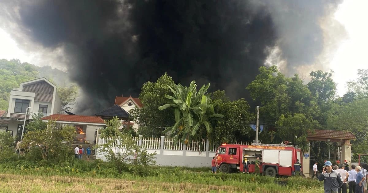 A massive fire broke out at a motorcycle parts factory in Hanoi; the column of smoke was visible from many kilometers away.