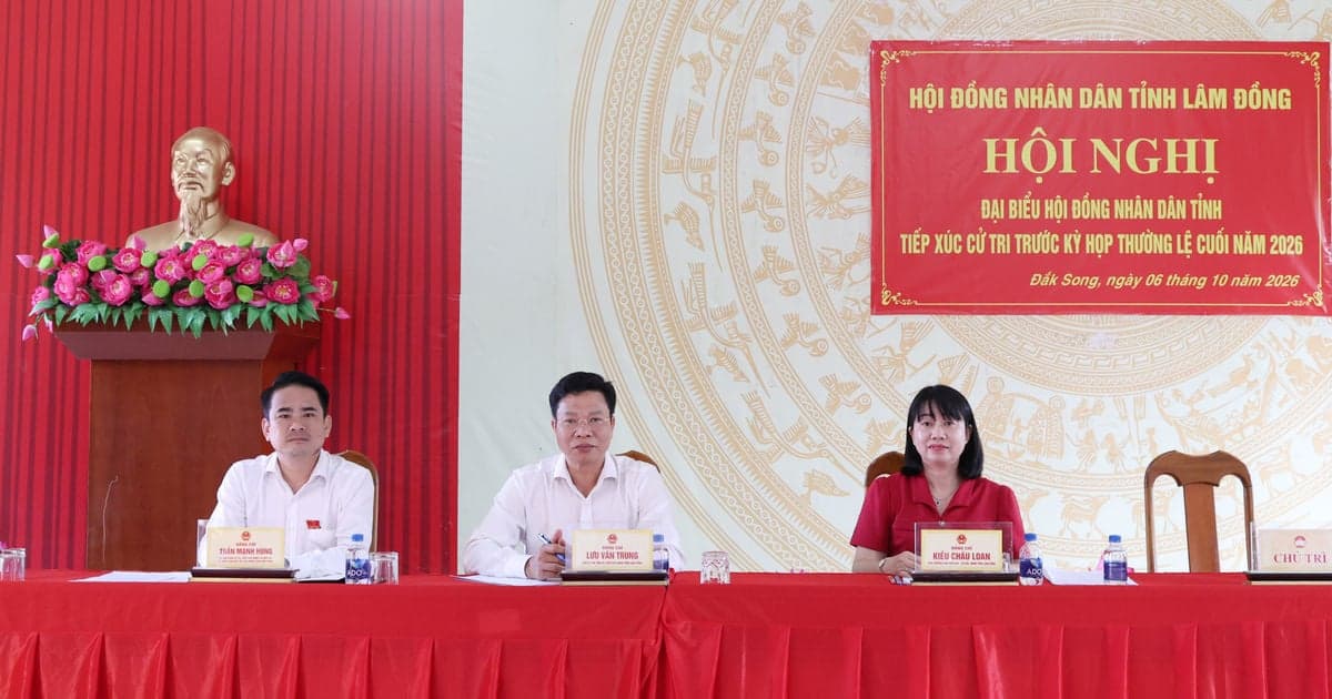 Chairman of the Lam Dong Provincial People's Council, Luu Van Trung, met with voters in Dak Song commune.