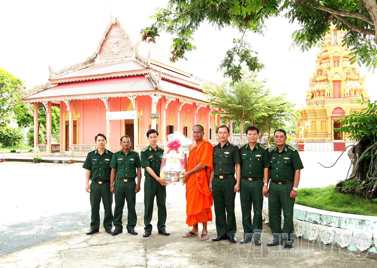 Border Guard troops of the province visit and extend congratulations on the Sêne Đôlta festival.