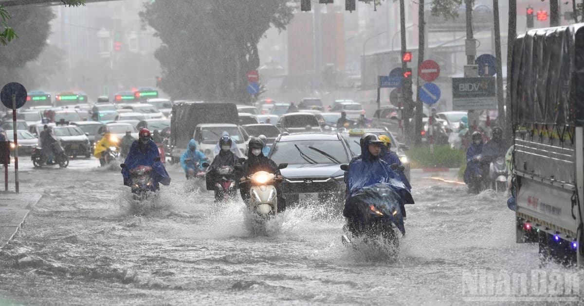 Miền trung đang hứng mưa lớn diện rộng, Huế và Đà Nẵng mưa đặc biệt lớn, có nơi vượt 600mm