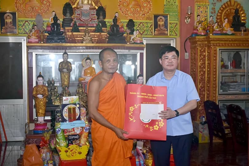 Can Tho City leaders visited and offered congratulations on the Sene Dolta festival in My Tu and My Huong communes.