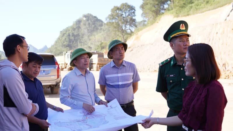 Permanent Vice Chairman of the Provincial People's Committee Luong Tuan Hung inspected and surveyed border gate projects and planning in Tra Linh commune.