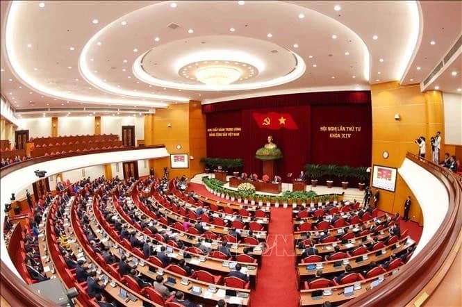 The Central Committee of the Party discussed regulations on Party members participating in investment and business activities.