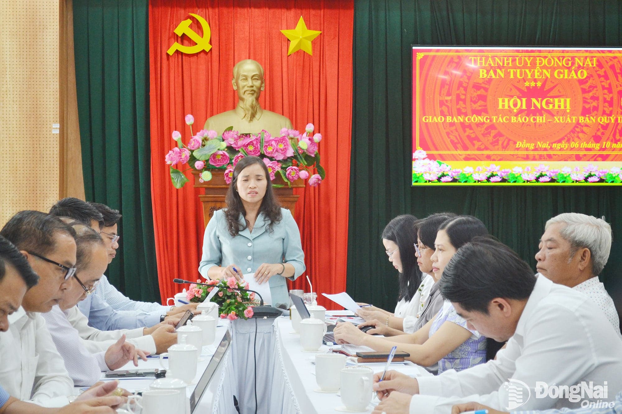 Proactively provide information to the press.