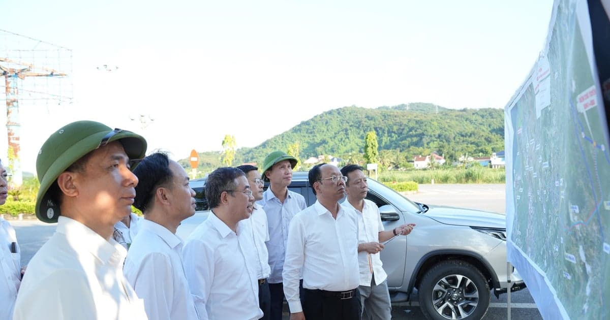 Permanent Vice Chairman of the Provincial People's Committee Bui Thanh An inspects transportation projects in the Southeast Economic Zone.
