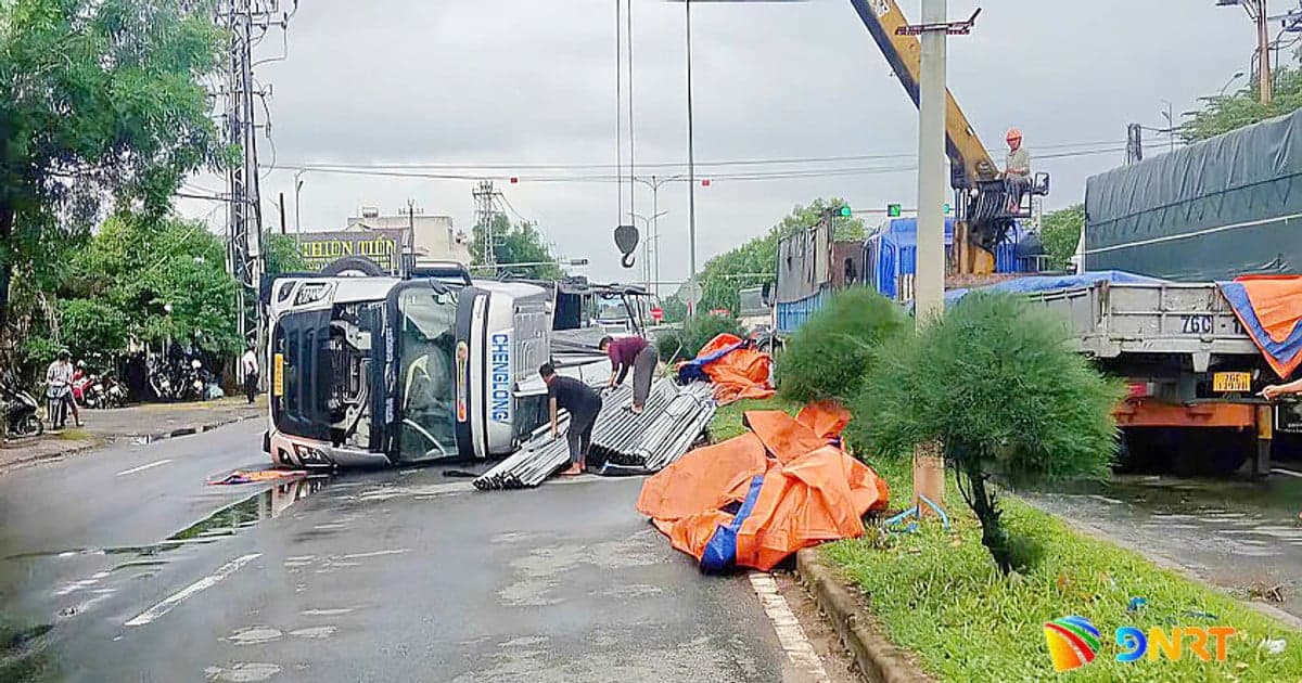 Đà Nẵng: Xe tải chở thép lật chắn ngang đường sau va chạm