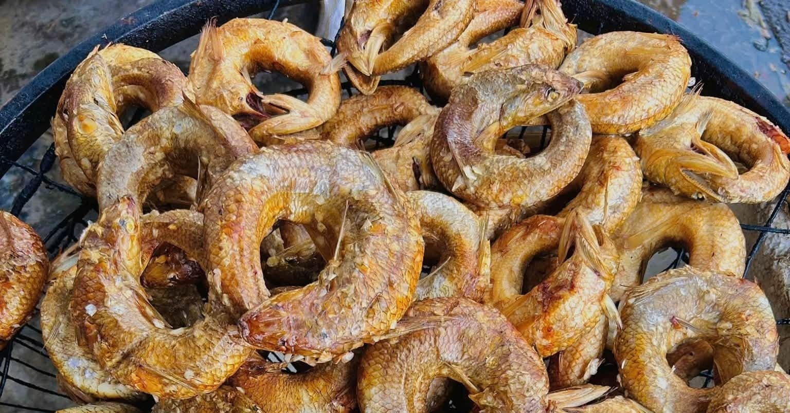 The fish with its tail held in its mouth, steamed and smoked simultaneously, has become a famous specialty of Nghe An province.